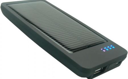 Die Sonne liefert unterwegs den Saft fürs Handy ¿ praktisch