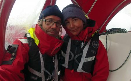 Portrait unter Sprayhood, kalt und in voller Montur