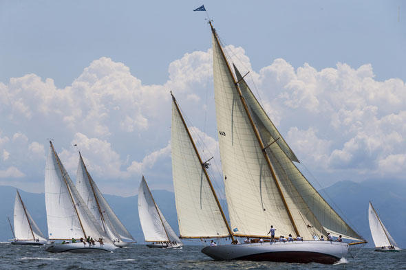 Ein prächtiges Bild gaben die Oldtier-Yachten vor Neapel ab