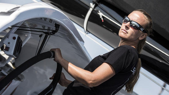 Dona Bertarelli, die Schwester von Ernesto, am Steuer der Spindrift 2