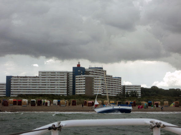 Kein schöner Anblick: Yacht am Badestrand von Heiligenhafen