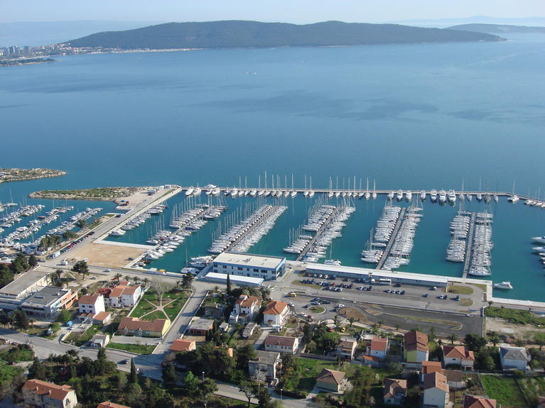 Damoklesschwert droht unversteuerten Yachten in kroatischen Marinas; im Bild Marina Kastela nahe Split