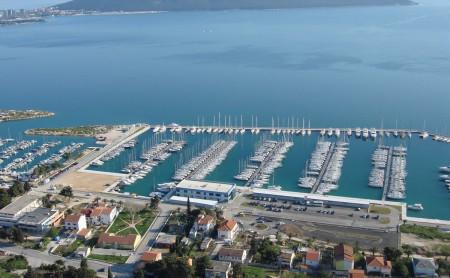 Damoklesschwert droht unversteuerten Yachten in kroatischen Marinas; im Bild Marina Kastela nahe Split