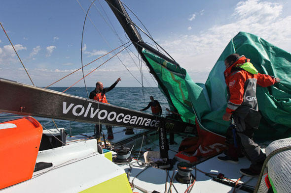 Die Crew auf Groupama musste nach dem Mastbruch ein Notrigg stellen ¿ damit ist die Etappe dahin