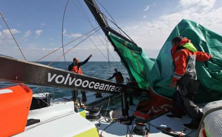 Die Crew auf Groupama musste nach dem Mastbruch ein Notrigg stellen ¿ damit ist die Etappe dahin