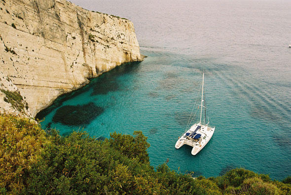 Mit einer günstigen Yacht von Ecker ins Traumrevier der Ionischen Inseln, zum Beispiel nach Zakynthos