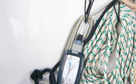 Halterung mit Karabiner ¿ nicht ganz so praktisch, aber für gewisse Montagesituationen an Bord eine Lösung