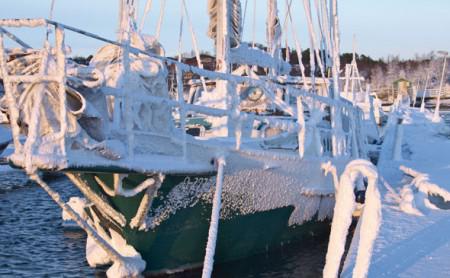 Die Stahlketsch La Belle Epoque im tiefsten norwegischen Winter