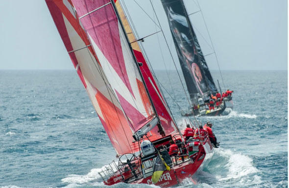Emirates Team New Zealand jagt PUMA beim Start zur 8. Etappe des Volvo Ocean Race