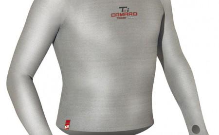 Das Shirt mit Titanbeschichtung trägt kaum auf, hält aber warm