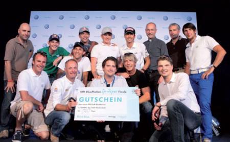 Hans Peter Steinacher (links neben dem Gutschein) fuhr den VW am sparsamsten