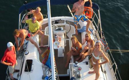 Singles unter sich: Unter blauem Himmel und auf blauem Wasser lernt man sich rasch näher kennen