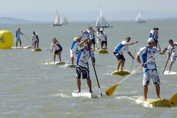 In der Trendsportart Stand Up Paddling geht es am Wochenende um zwei Meistertitel, das Event in Weiden am Neusiedler See lockt mit einem coolen Rahmenprogramm