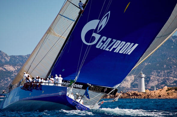 Esimit Europa 2 unterbot unter Skipper Jochen Schümann den Rekord auf der Strecke Monaco nach Porto Cervo um mehr als fünf Stunden