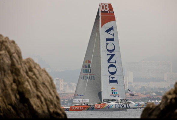 Foncia mit Michel Desjoyeaux beim Start zur fünften Etappe, die von Marseille nach Genua führt