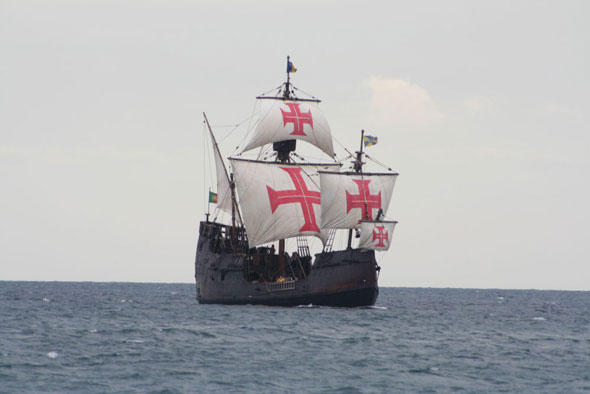 Wer in Madeira ist, kann auf einem Nachbau der Santa Maria die Südküste der Insel entlangsegeln