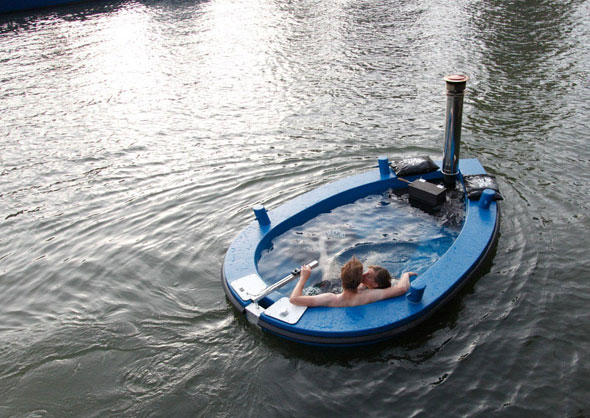 Der Hot Tug ist eine Art schwimmender Whirlpool, der in ungefülltem Zustand aber als normales Boot genutzt werden kann