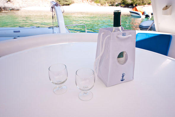 Schick und praktisch: Der faltbare, leichte Flaschenkühler ist perfekt für das Leben an Bord geeignet