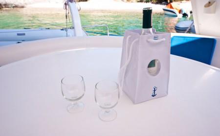 Schick und praktisch: Der faltbare, leichte Flaschenkühler ist perfekt für das Leben an Bord geeignet