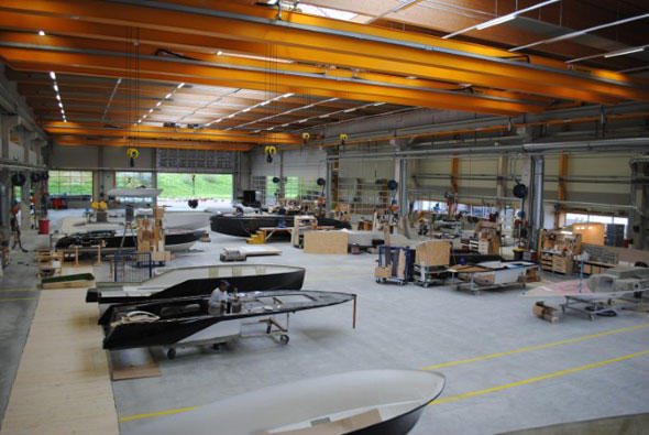 Die neue Frauscher-Werft in Steyrermühl wurde zwei Jahre lang geplant und nun eröffnet. Das Firmengelände umfasst 35.000 Quadratmeter, die verbaute Fläche 3.000 Quadratmeter