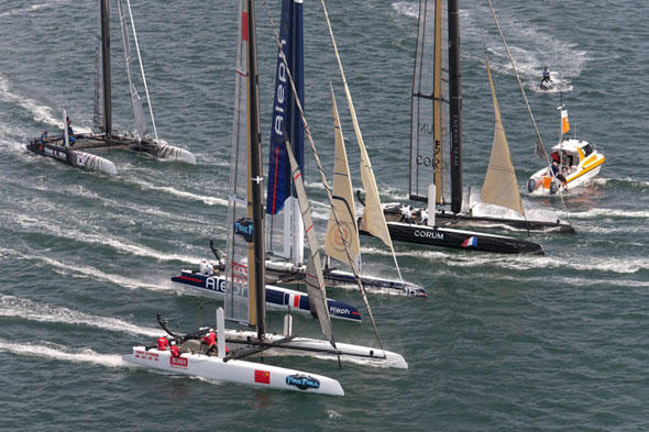 Der Youth America¿s Cup wird auf den AC45-Kats ausgetragen. Hagar und Steinacher haben die Aufgabe, die besten Teams für dieses Event zu suchen