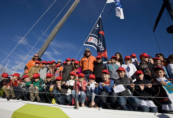 Die segelbegeisterten Franzosen stürmten im Vorfeld den Hafen, in dem die Vendée-Globe-Yachten liegen