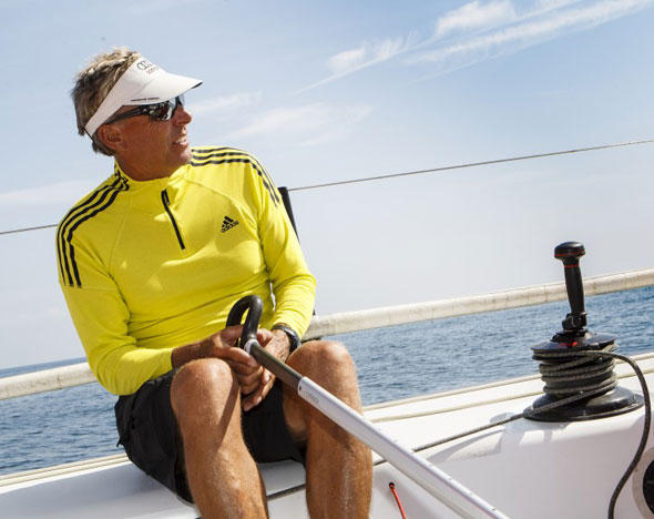 Jochen Schümann, der wahrscheinlich bekannteste Segler Deutschlands, mit einem Shirt aus der neuen Kollektion von Adidas