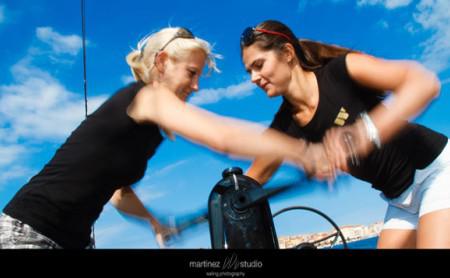 Geht bei den RC44 tatsächlich ein Frauen-Team an den Start, bieten sich den Fotografen völlig neue Motive. Ekaterina Zhilina und Caroline Heerema sind jedenfalls schon fleißig am Kurbeln