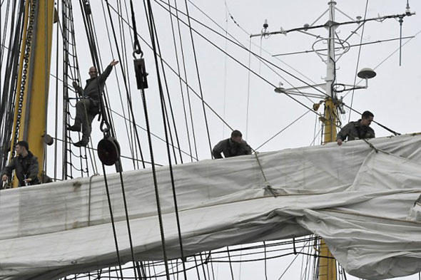 Auf der Gorch Fock herrscht wieder Betriebsamkeit. Das Risiko beim Aufentern in die Takelage wurde durch neue Sicherungen minimiert