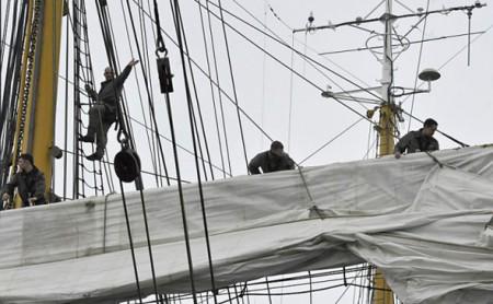 Auf der Gorch Fock herrscht wieder Betriebsamkeit. Das Risiko beim Aufentern in die Takelage wurde durch neue Sicherungen minimiert