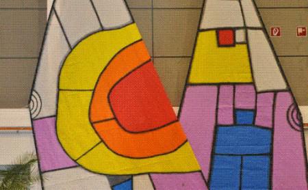 Segel im typischen Hundertwasser-Stil, zu sehen in Halle 10