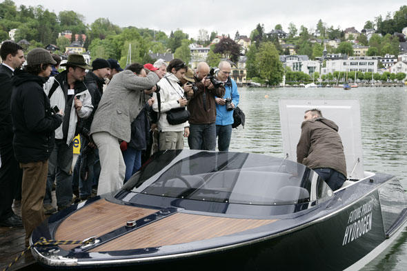 Pressevertreter aus sieben Nationen drängten sich um das innovative Boot aus dem Hause Frauscher