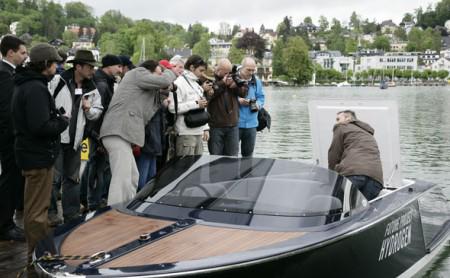 Pressevertreter aus sieben Nationen drängten sich um das innovative Boot aus dem Hause Frauscher