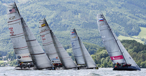 Team Cereef mit Paul Cayard als Taktiker vor dem Feld