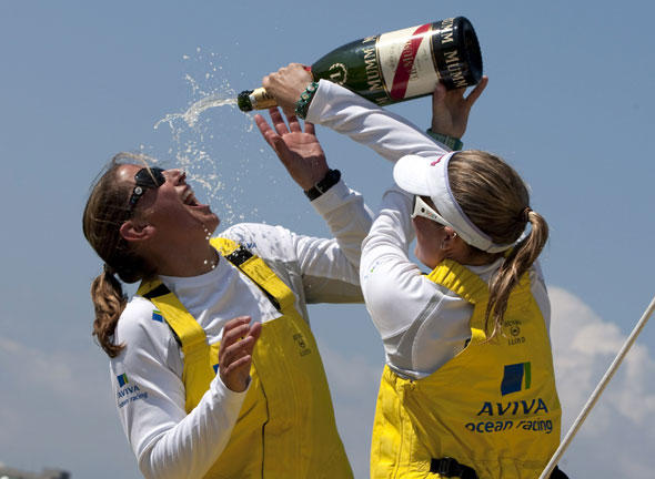 Dee Caffari (links) und Sam Davies, im Vendée noch Konkurrentinnen, haben gemeinsam etwas zu feiern