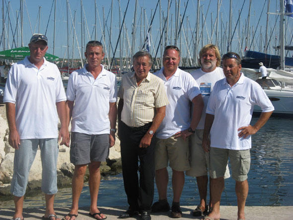 Richard Lugner, umringt vom Skipper-Team. Rechts neben ihm Klaus Pitter, der die Ehre hatte, die illustra Schar auf seinen Yachten durch Kroatien zu schippern