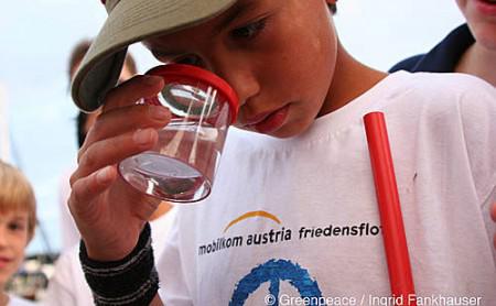 Ein junger Forscher aus der Mirno-More-Flotte mit seiner Becherlupe