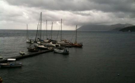 Rodeo im Scirocco: Längsseits mit Seitenmurings in der praktisch völlig offenen Marina Pignataro. Wie fühlt sich eigentlich eine Spinne in ihrem Netz, wenn man ein paar Fäden kappt?