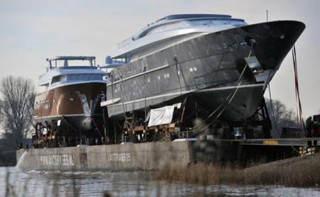 Zuerst Schwerlastponton, dann auf dem Landweg in die Messehalle: Elegance 122 RPH
