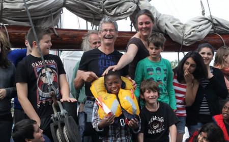 Die Kinder lernen durch ihre Teilnahme an der World Peace Flotte Toleranz und schulen ihre soziale Kompetenz