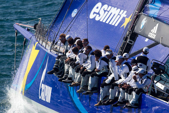 Gewichtstrimm der Crew auf der 30-Meter-Hochseesegelyacht ¿Esimit Europa 2¿. Foto: Ian Roman/Esimit Europa