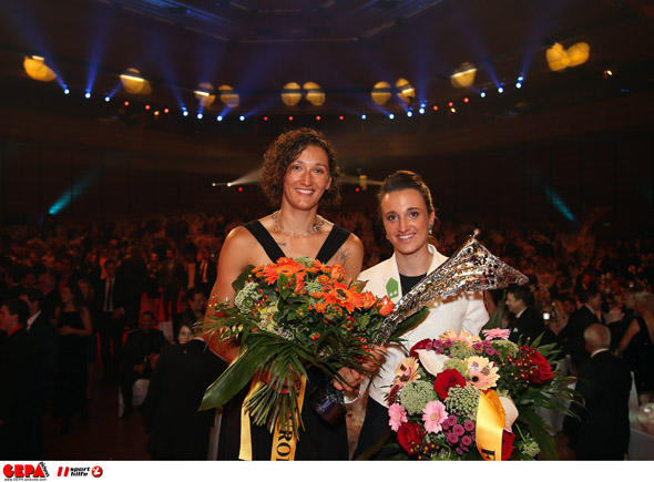 Lara Vadlau und Jolanta Ogar mit der Trophäe bei der Gala-Nacht des Sports