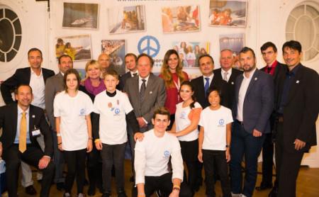 Martin Gregor (Vorstandsvorsitzender mirno more), Teilnehmerkinder MA11, Dr. Nedad Memi? (Chefredakteur - Kosmo), Ivica Vasti? (Österreichischer Fußballspieler), v.l.n.r. vorne Leo Frey (Obmann mirno more 2010), Dr. Boris Nem¿i? (ehem. Ehrenpräsident mirno more), Eva Radinger (Geschäftsführerin - Licht ins Dunkel), Prof. Harry Kopitz (Erster Wiener Landtagspräsident), Dr. Michael Fuchs (Obmann mirno more 2011-2013), Christian Winkler (Gründer/Ehrenobmann mirno more), Mirna Juki? (Olympische Medalistin und ehrenamtliche Mitarbeiterin im Organisationsteam mirno more), Exz. Gordan Bakota (Botschafter der Republik Kroatien), Jo¿ko Berket (Gründer und Eigentümer BavAdria Yachting), Jasminko Halilovi? (Buchautor - Kindheit im Krieg, Sarajevo 1992-1995), v.l.n.r. hinten