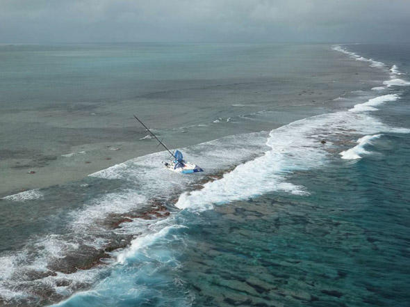 Alptraum jedes Seglers: die eigene Yacht auf dem Riff zu sehen