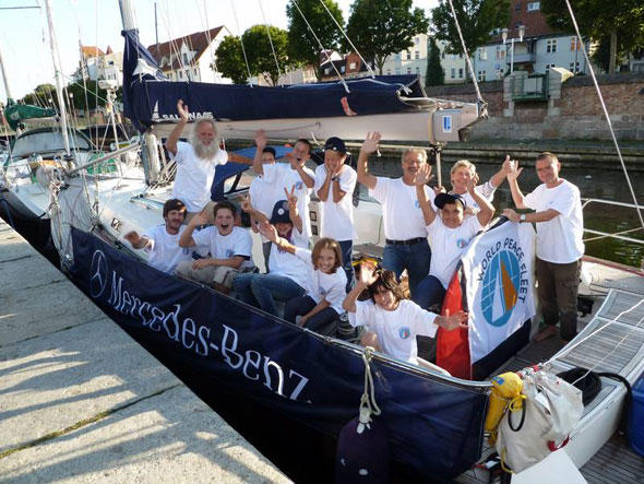 Glückliche Kinder, die auf einer Segelyacht Kooperation und Unterstützung kennen geernt haben