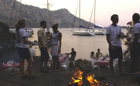 Gruppenerlebnis ohne Zwang. Die Teilnehmer einer Flottille können, aber müssen nicht den Abend gemeinsam verbringen