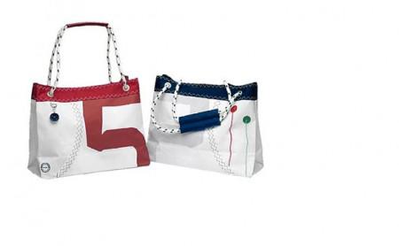 Die Handtasche Sea Wave gibt es in zwei Farbkombinationen. Ein feines Geschenk zum Muttertag!