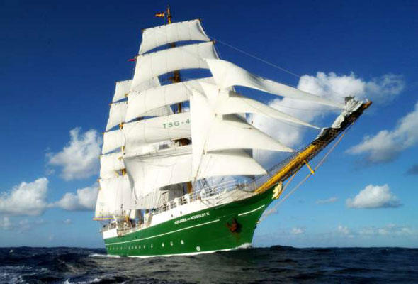 Die neue Alexander von Humboldt II ist Blickfang bei der Windjammerparade der Kieler Woche