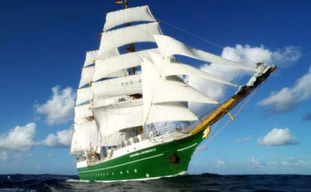 Die neue Alexander von Humboldt II ist Blickfang bei der Windjammerparade der Kieler Woche