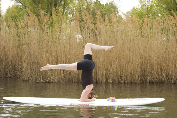 Hoffentlich gibt es auch einfachere Übungen beim SUP Yoga an der Alten Donau ¿